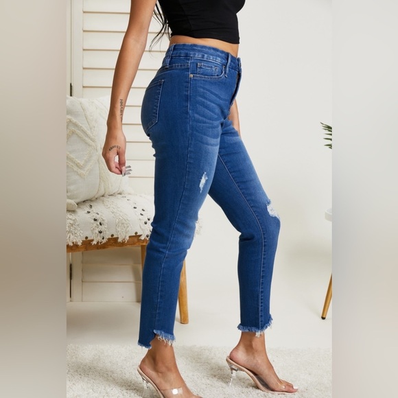 YMI Jeanswear Irene Frayed Cropped Jeans - Picture 2 of 9